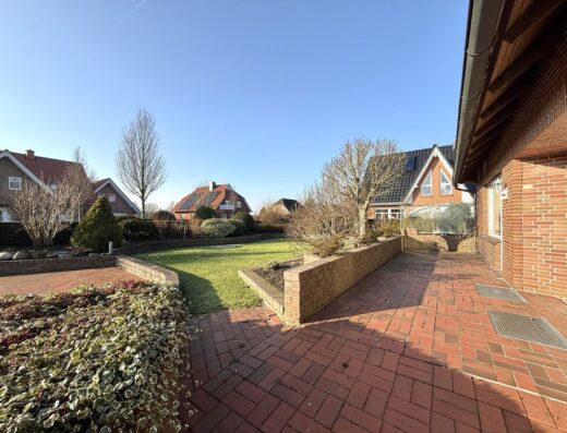 Bezugsfreies großzügiges Mehrgenerationshaus mit Naturteich und Garagen in Dietrichsfeld!